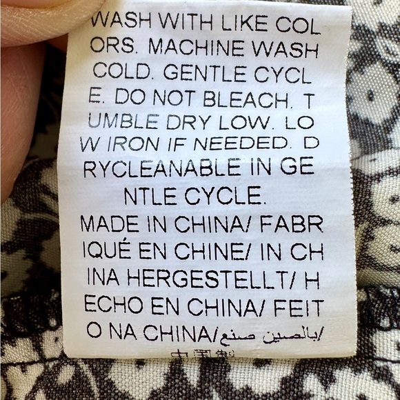 NO BRAND, NWOT, WOMENS BLACK & WHITE PRINT TOP. V-NECK, FLUTTER SLEEVES.SIZE XL - Picture 6 of 7